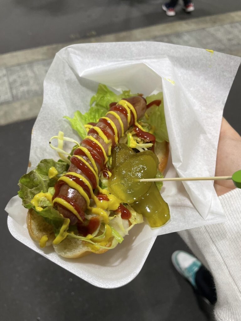 ダチョウのお肉と卵で作られたホットドッグ